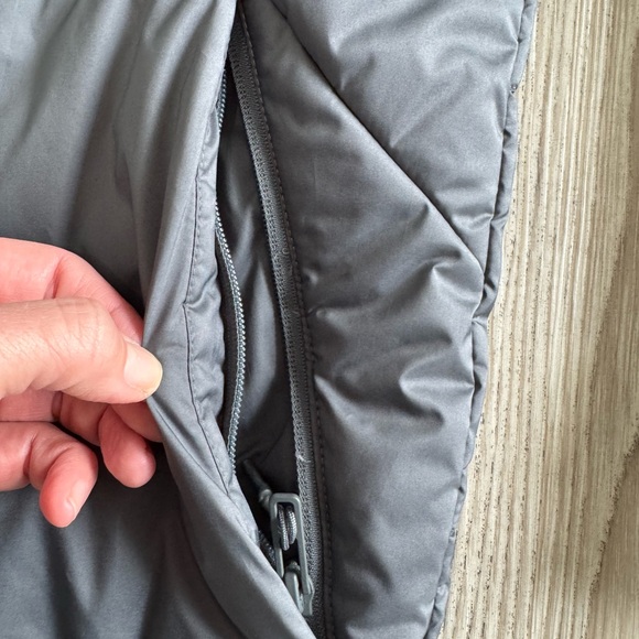 Mens Under Armour Puffer coat size medium, black and gray. Non smoking home. - Picture 5 of 10